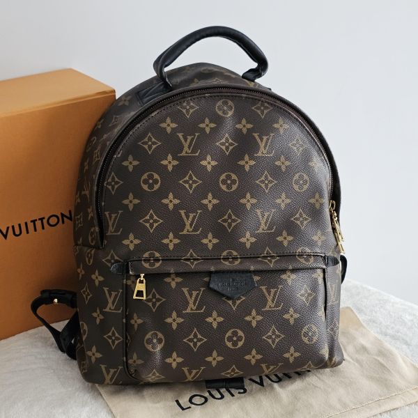 LV 老花後背包 中號 Louis Vuitton LV 路易威登精品包租借 出租,LV老花 LV達芙妮 LV後背包 LV迷你後背 LV圓餅包 租借價錢與款式整理,婚禮包包租借,拍照攝影道具精品包,商務派對名牌包 哪裡租