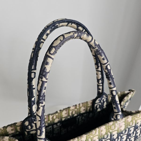 Dior book tote藍 中號 Dior 迪奧包包 book tote藍 中號 黛妃包 cest老花水桶 雙面皮帶全新閒置、精品包、名牌包、精品包推薦、精品二手包、經典款