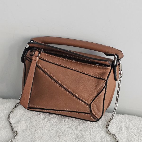 Loewe puzzle nano咖色 Loewe 羅意威包包 puzzle nano咖色 羊毛奶茶圍巾 方塊耳環 項鍊可兩用全新 flamenco mini 米白福袋包、精品包、名牌包、精品包推薦、精品二手包、經典款