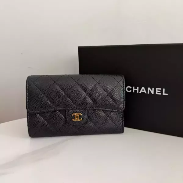 Chanel 黑金荔枝中夾 新版標籤 Chanel 香奈兒包包 小香黑金荔枝中夾 Boy黑金三折短夾 黑金雙c拉鍊卡包 長盒子黑金羊皮 化妝盒 vanity21 藍色荔枝 小香腰包 CF WOC、精品包、名牌包、精品包推薦、精品二手包、經典款