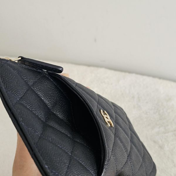 Chanel 深藍長夾卡包 Chanel 香奈兒包包 小香深藍長夾卡包 手機包 Boy黑金零錢包 三折短夾 黑金雙c拉鍊卡包 長盒子黑金羊皮 化妝盒 vanity21 藍色荔枝 小香腰包 CF WOC、精品包、名牌包、精品包推薦、精品二手包、經典款