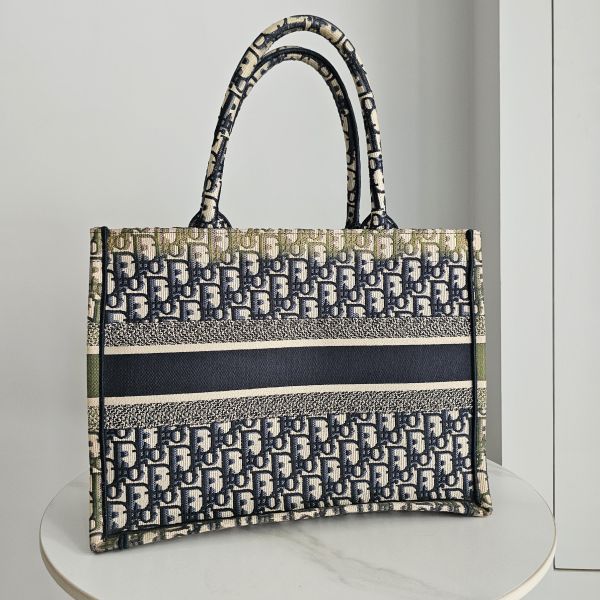 Dior book tote藍 中號 Dior 迪奧包包 book tote藍 中號 黛妃包 cest老花水桶 雙面皮帶全新閒置、精品包、名牌包、精品包推薦、精品二手包、經典款