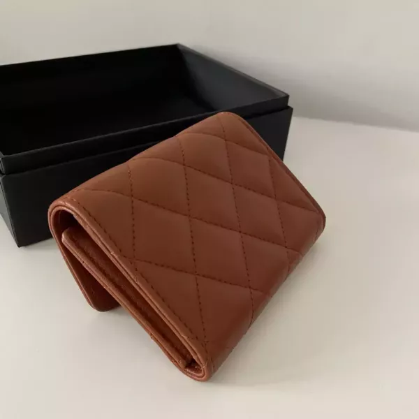 Chanel 咖色金釦三折卡夾 新版標籤 Chanel 香奈兒包包 小香咖色金釦三折卡夾 黑金荔枝中夾 Boy黑金三折短夾 黑金雙c拉鍊卡包 長盒子黑金羊皮 化妝盒 vanity21 藍色荔枝 小香腰包 CF WOC、精品包、名牌包、精品包推薦、精品二手包、經典款