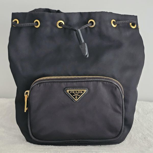 Prada 尼龍兩用水桶包 Prada 精品包租借 出租,Prada尼龍手提包 水桶包 翻蓋降落傘 Prada Hobo租借價錢與款式整理,穿著Prada的惡魔,婚禮包包租借,拍照攝影道具精品包,商務派對名牌包 哪裡租
