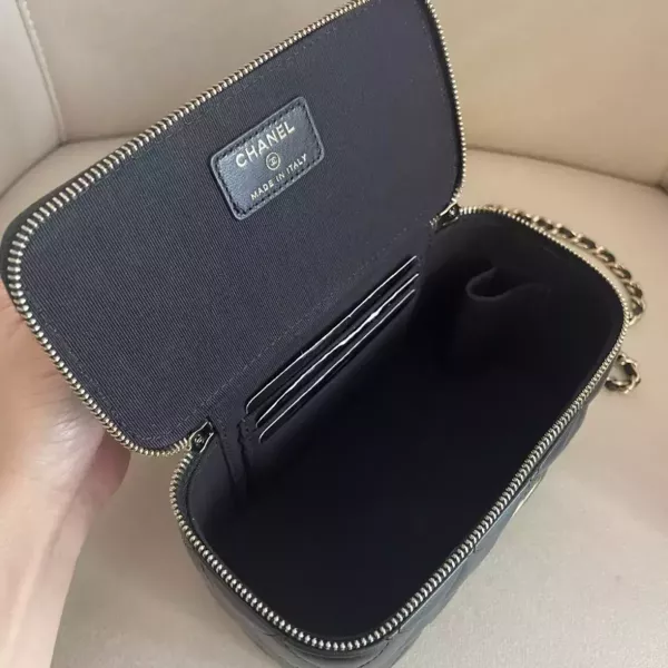 Chanel 黑色羊皮金扣 化妝盒兩用包 Chanel 香奈兒包包 長盒子黑金羊皮 化妝盒 vanity21 藍色荔枝 小香腰包 CF WOC、精品包、名牌包、精品包推薦、精品二手包、經典款