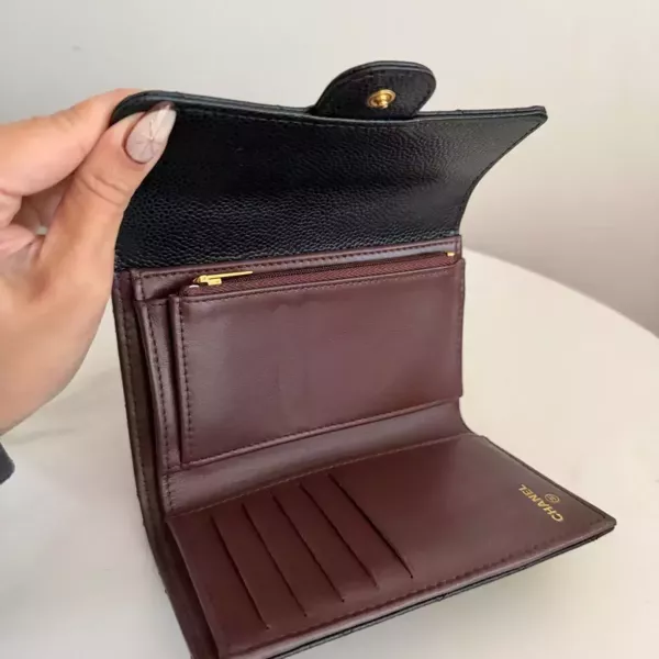 Chanel 黑金荔枝中夾 新版標籤 Chanel 香奈兒包包 小香黑金荔枝中夾 Boy黑金三折短夾 黑金雙c拉鍊卡包 長盒子黑金羊皮 化妝盒 vanity21 藍色荔枝 小香腰包 CF WOC、精品包、名牌包、精品包推薦、精品二手包、經典款