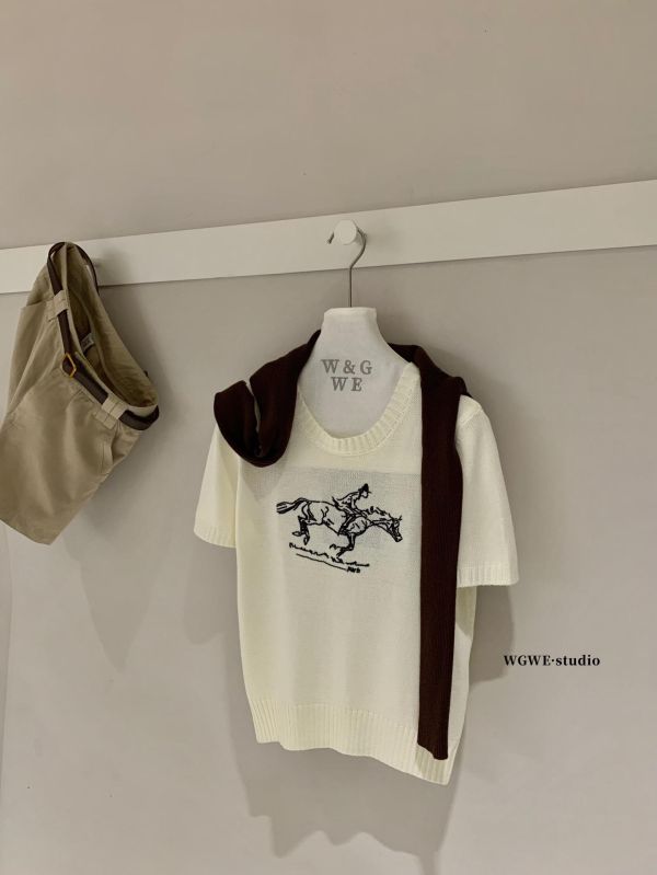 設計感騎馬刺繡百搭針織上衣-3色 設計感騎馬刺繡百搭針織上衣-3色