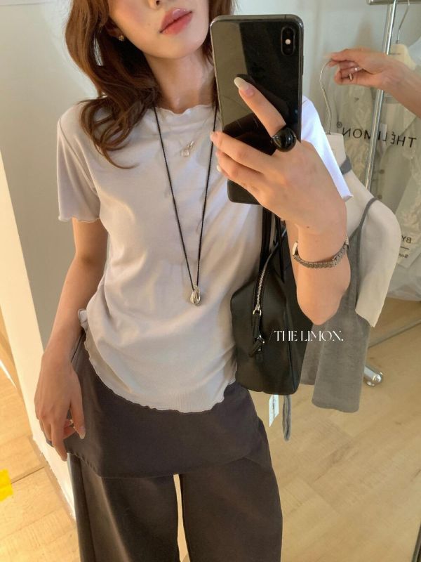 舒適親膚百搭木耳邊設計感上衣-4色 舒適親膚百搭木耳邊設計感上衣-4色