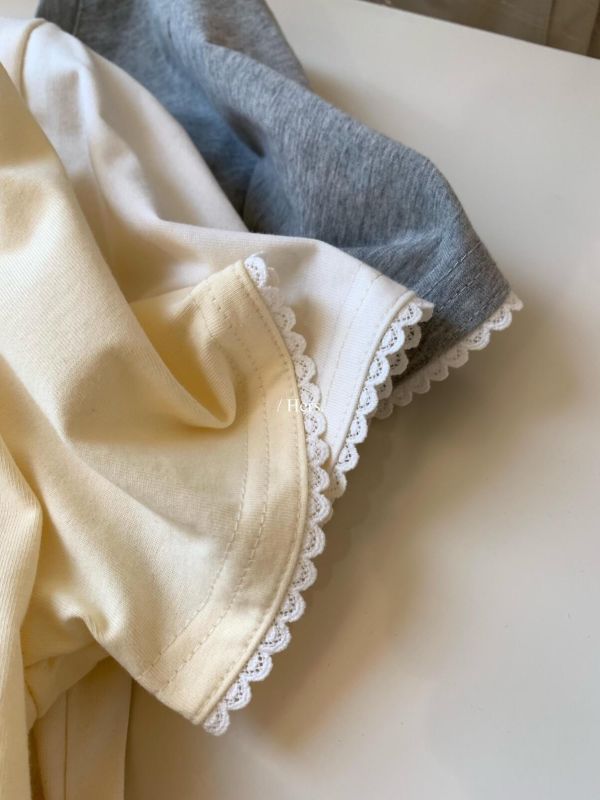 不撞款 韓系chic立體花朵刺繡別緻圓領T恤-3色 不撞款 韓系chic立體花朵刺繡別緻圓領T恤-3色