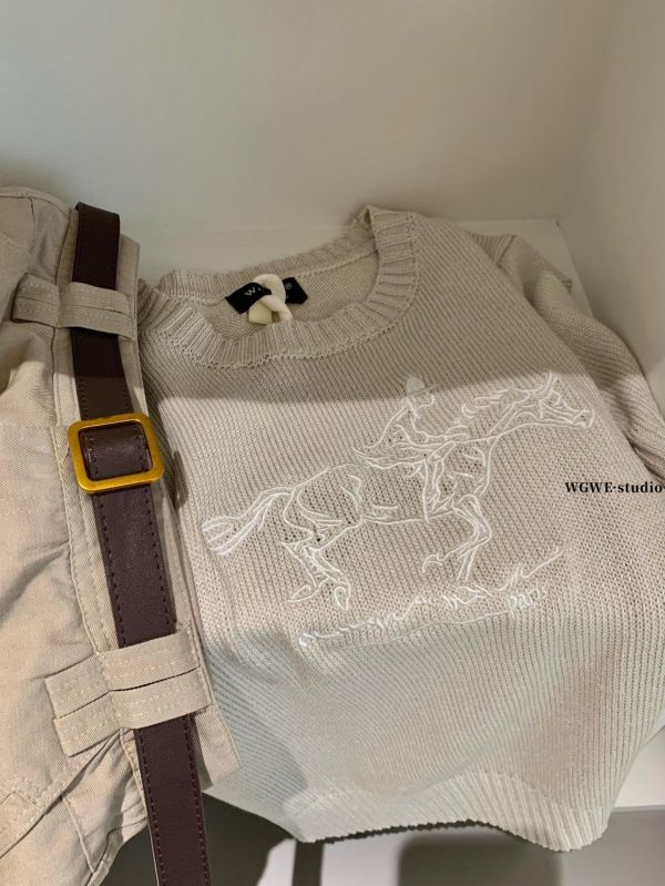 設計感騎馬刺繡百搭針織上衣-3色 設計感騎馬刺繡百搭針織上衣-3色