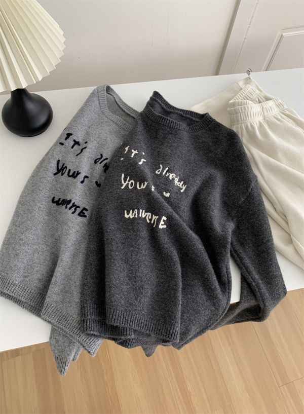 韓系字母刺繡鬆弛感圓領針織毛衣-2色 韓系字母刺繡鬆弛感圓領針織毛衣-2色