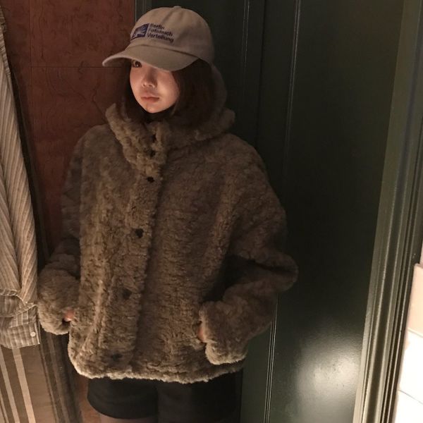 Korea 羊羔毛連帽短款外套-3色 Korea 羊羔毛連帽短款外套-3色