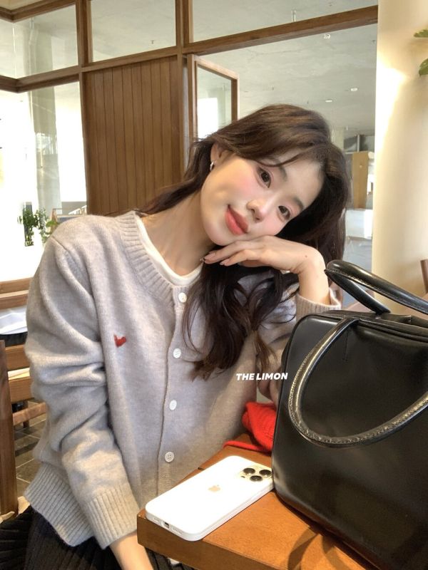 學院風愛心刺繡百搭減齡鈕扣針織開衫-5色 學院風愛心刺繡百搭減齡鈕扣針織開衫-5色