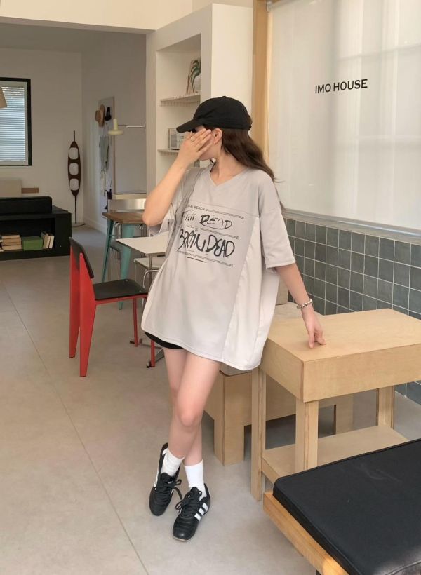 V領拼接感字母印花T恤上衣-4色 V領拼接感字母印花T恤上衣-4色