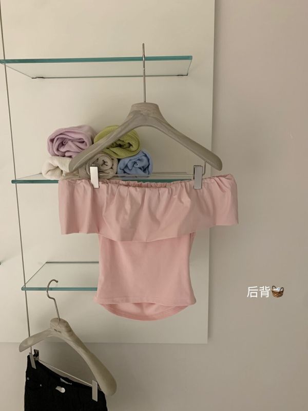 甜美氛圍感荷葉邊一字領露肩短款上衣-3色 甜美氛圍感荷葉邊一字領露肩短款上衣-3色