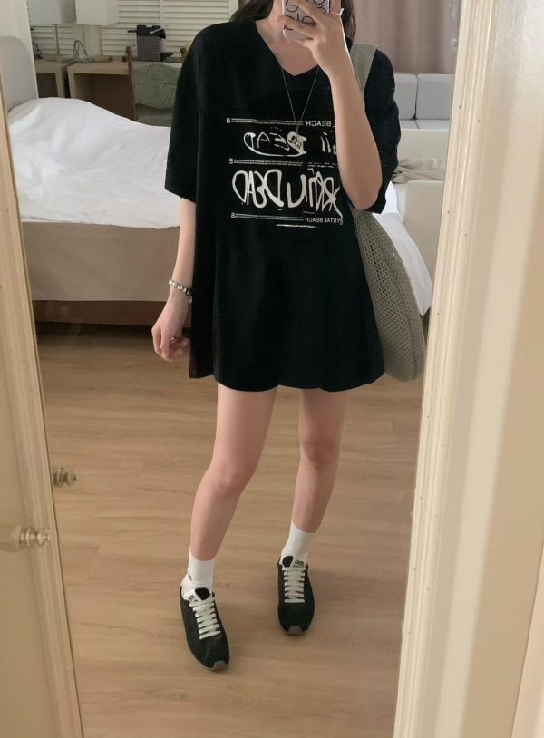 V領拼接感字母印花T恤上衣-4色 V領拼接感字母印花T恤上衣-4色