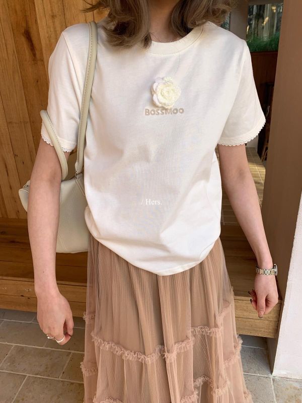 不撞款 韓系chic立體花朵刺繡別緻圓領T恤-3色 不撞款 韓系chic立體花朵刺繡別緻圓領T恤-3色