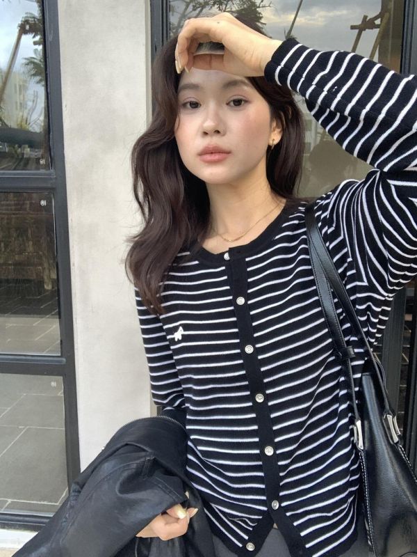 柔軟可愛刺綉單排扣罩衫上衣-5色 柔軟可愛刺綉單排扣罩衫上衣-5色