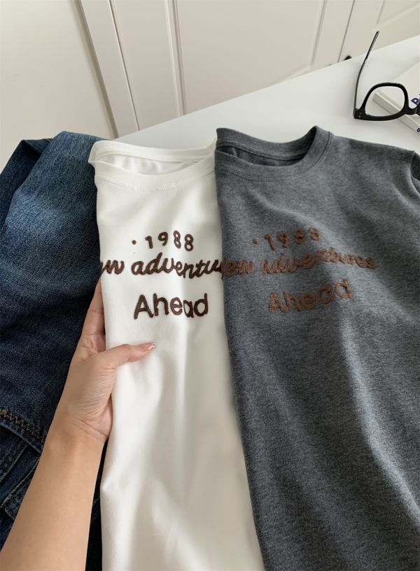 簡約字母刺繡正肩打底磨毛t-2色 簡約字母刺繡正肩打底磨毛t-2色
