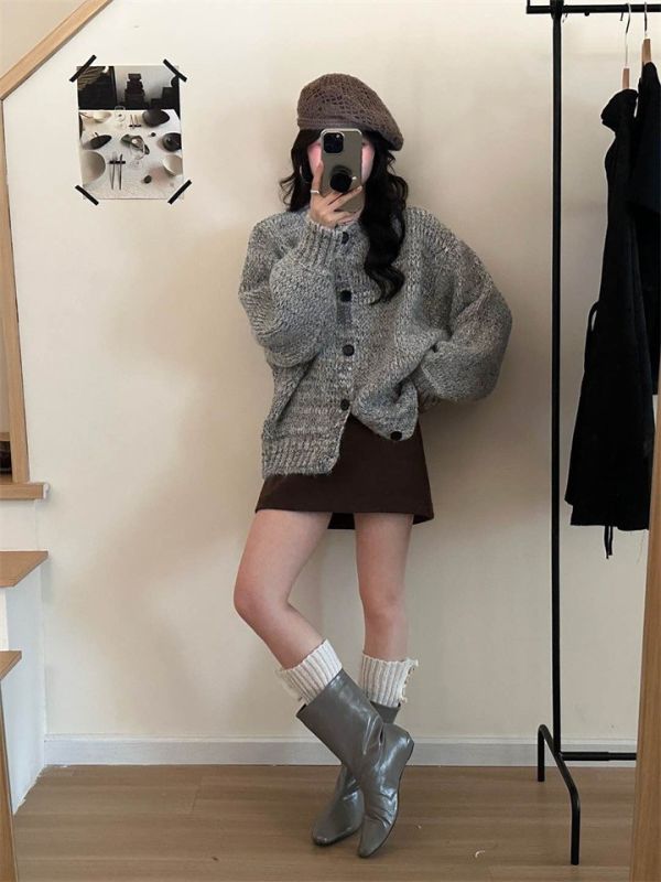 花線大鈕扣復古設計感寬鬆圓領針織外套-2色 花線大鈕扣復古設計感寬鬆圓領針織外套-2色