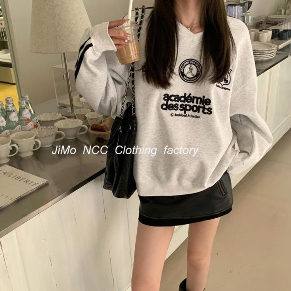 美式復古運動風logo刺繡V領上衣 美式復古運動風logo刺繡V領上衣