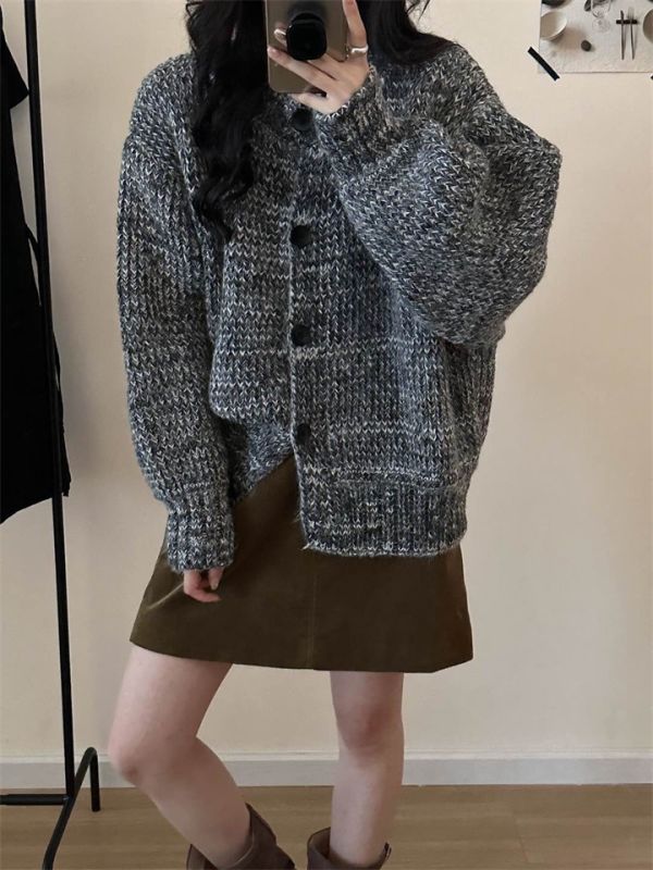 花線大鈕扣復古設計感寬鬆圓領針織外套-2色 花線大鈕扣復古設計感寬鬆圓領針織外套-2色