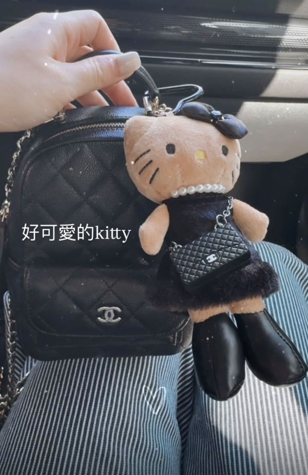 超可愛 kitty珍珠愛心扣黑皮裙吊飾 超可愛 kitty珍珠愛心扣黑皮裙吊飾