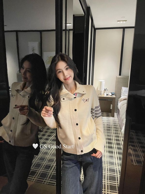 減量刺繡小狗百搭高領針織開衫-3色 減量刺繡小狗百搭高領針織開衫-3色