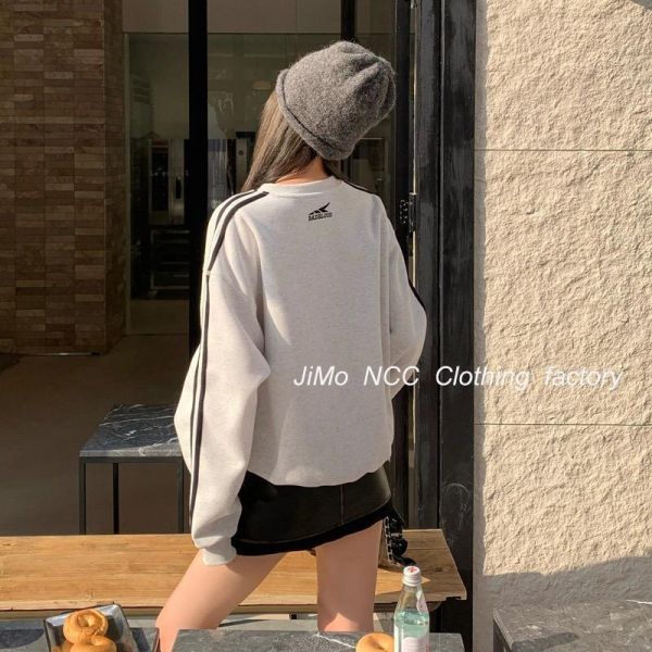 美式復古運動風logo刺繡V領上衣 美式復古運動風logo刺繡V領上衣