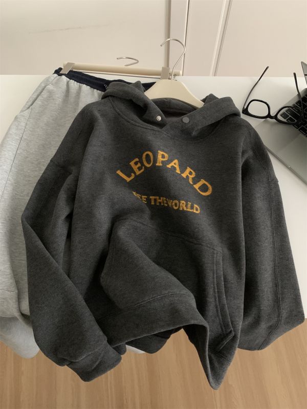 撞色糯米絨字母繡花連帽寬鬆上衣 撞色糯米絨字母繡花連帽寬鬆上衣