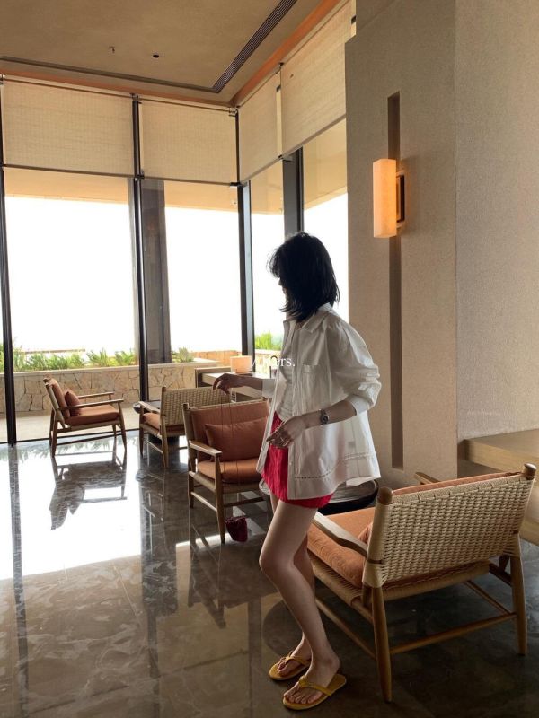 簡約設計感 廓形鏤空純色襯衫 簡約設計感 廓形鏤空純色襯衫