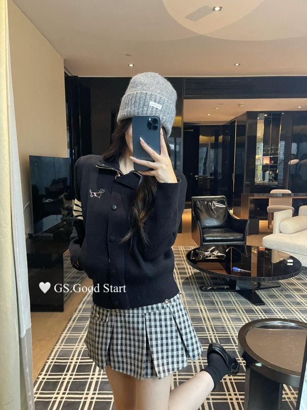 減量刺繡小狗百搭高領針織開衫-3色 減量刺繡小狗百搭高領針織開衫-3色