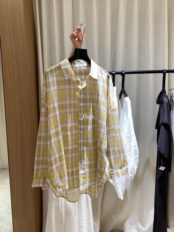 襯衫控的鬆弛感穿搭 顯白格子薄襯衫上衣 襯衫控的鬆弛感穿搭 顯白格子薄襯衫上衣