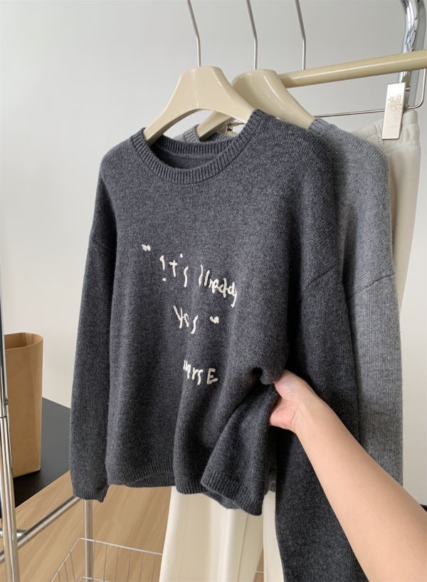 韓系字母刺繡鬆弛感圓領針織毛衣-2色 韓系字母刺繡鬆弛感圓領針織毛衣-2色