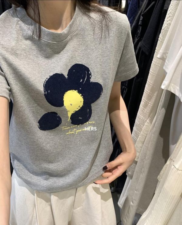 韓系花朵印花舒適寬鬆百搭T-2色 韓系花朵印花舒適寬鬆百搭T-2色