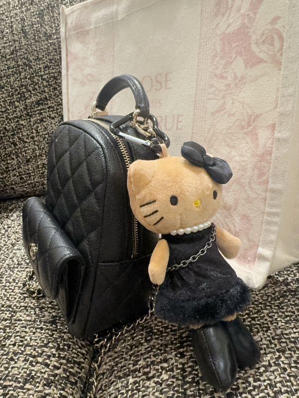 超可愛 kitty珍珠愛心扣黑皮裙吊飾 超可愛 kitty珍珠愛心扣黑皮裙吊飾