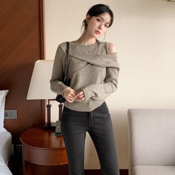 Korea 甜美露肩百搭針織上衣-2色 Korea 甜美露肩百搭針織上衣-2色