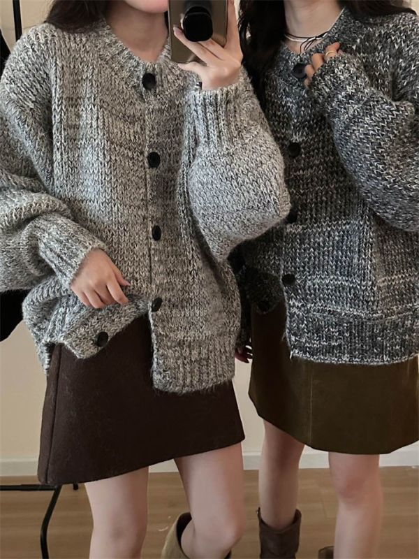 花線大鈕扣復古設計感寬鬆圓領針織外套-2色 花線大鈕扣復古設計感寬鬆圓領針織外套-2色