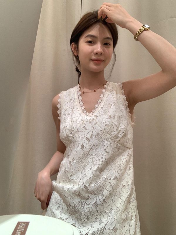 巨顯貴氣 重工設計款蕾絲網紗拼接連衣裙 巨顯貴氣 重工設計款蕾絲網紗拼接連衣裙