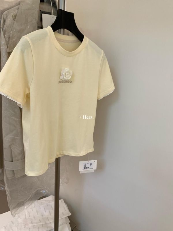 不撞款 韓系chic立體花朵刺繡別緻圓領T恤-3色 不撞款 韓系chic立體花朵刺繡別緻圓領T恤-3色
