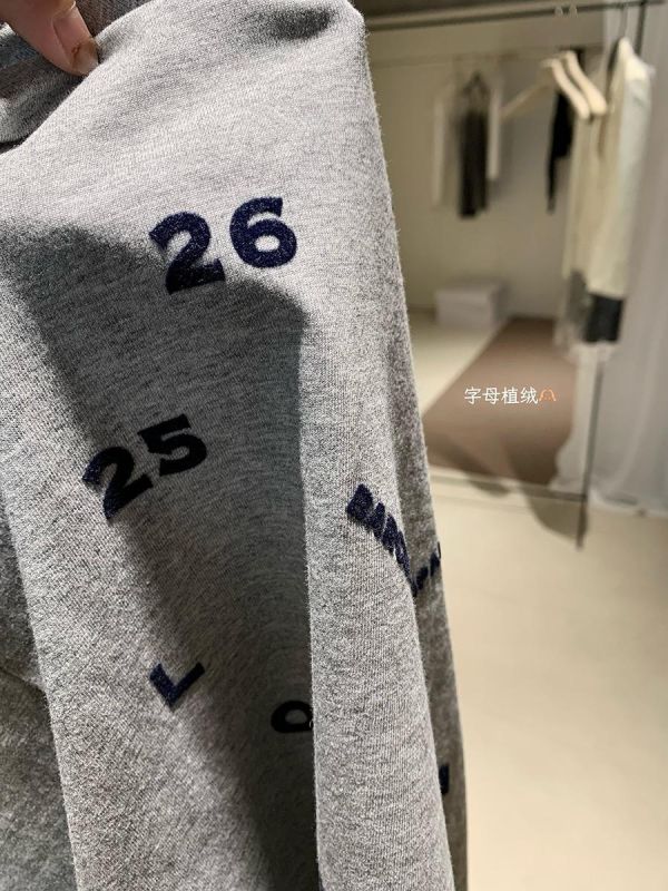 韓系字母數字鐘錶植絨修身T-2色 韓系字母數字鐘錶植絨修身T-2色