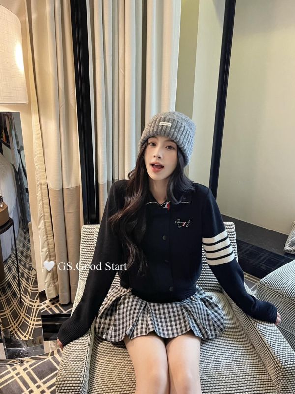 減量刺繡小狗百搭高領針織開衫-3色 減量刺繡小狗百搭高領針織開衫-3色