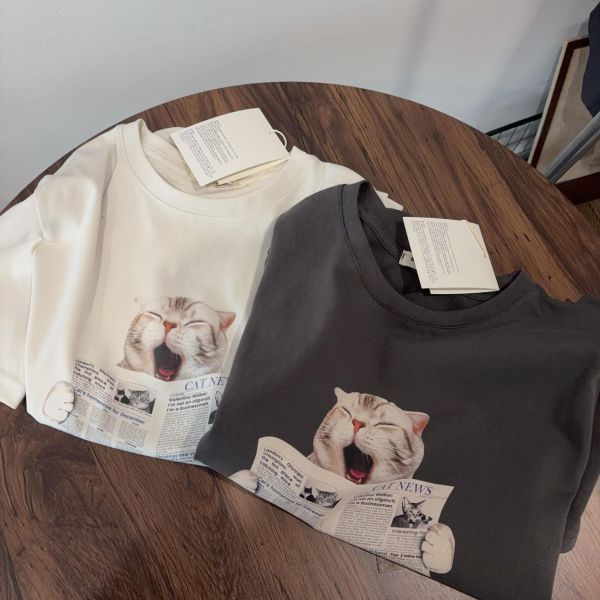 超可愛貓咪看報減齡印花T恤-2色 超可愛貓咪看報減齡印花T恤-2色