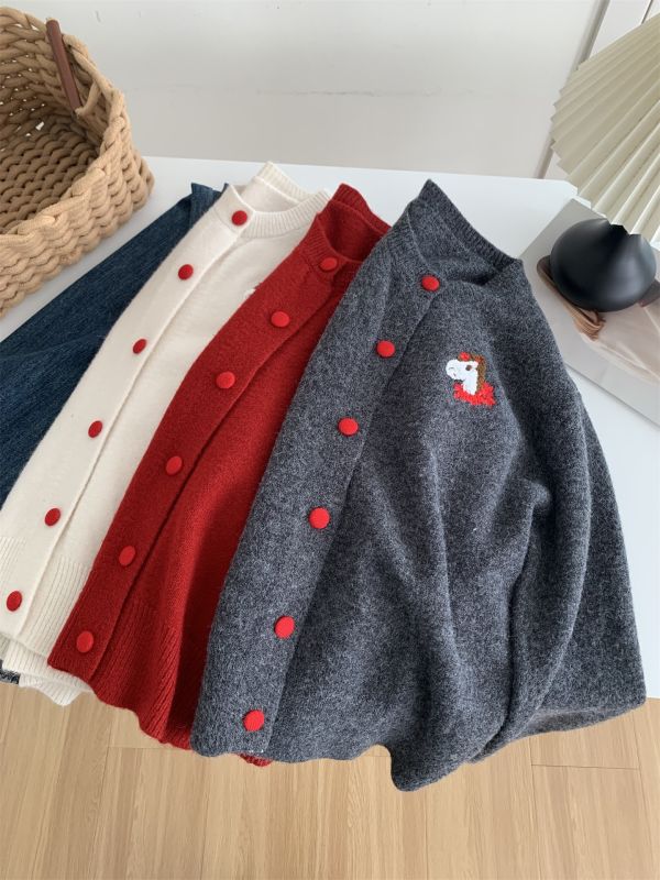 新年紅小馬刺繡圓領開衫上衣-3色 新年紅小馬刺繡圓領開衫上衣-3色