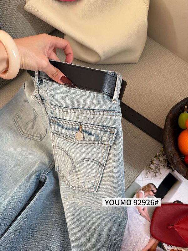 後口袋翻蓋刺繡設計彎刀牛仔褲褲 後口袋翻蓋刺繡設計彎刀牛仔褲褲