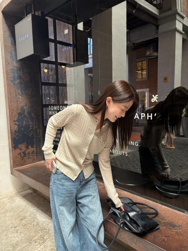 質感麻花時尚學院風小標圓領針織開衫上衣-5色 質感麻花時尚學院風小標圓領針織開衫上衣-5色