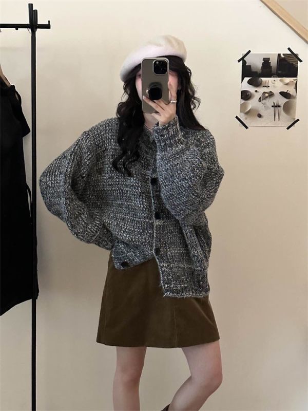 花線大鈕扣復古設計感寬鬆圓領針織外套-2色 花線大鈕扣復古設計感寬鬆圓領針織外套-2色