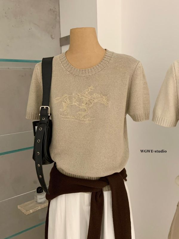 設計感騎馬刺繡百搭針織上衣-3色 設計感騎馬刺繡百搭針織上衣-3色