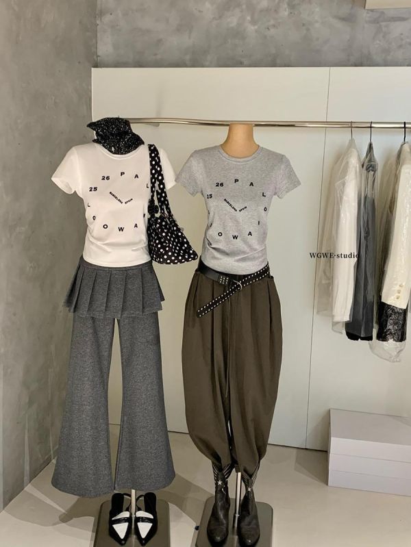 韓系字母數字鐘錶植絨修身T-2色 韓系字母數字鐘錶植絨修身T-2色