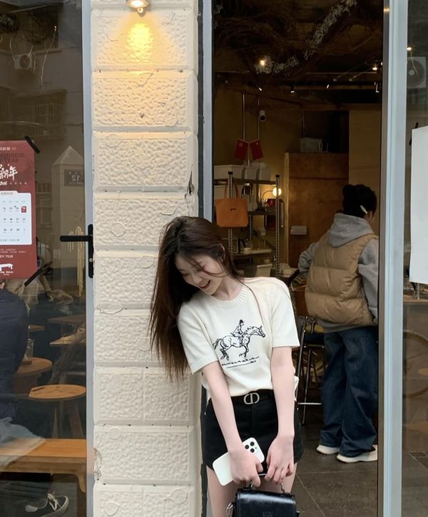 設計感騎馬刺繡百搭針織上衣-3色 設計感騎馬刺繡百搭針織上衣-3色